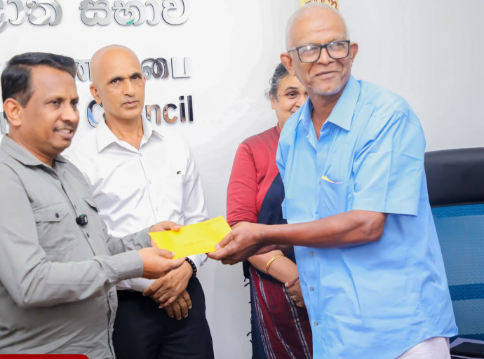 “திட்வா” சூறாவளியினால் பாதிக்கப்பட்ட பதுளை பிரதேச செயலாளர் பிரிவில் 23குடும்பங்களுக்கு நிதி உதவி கையளிப்பு